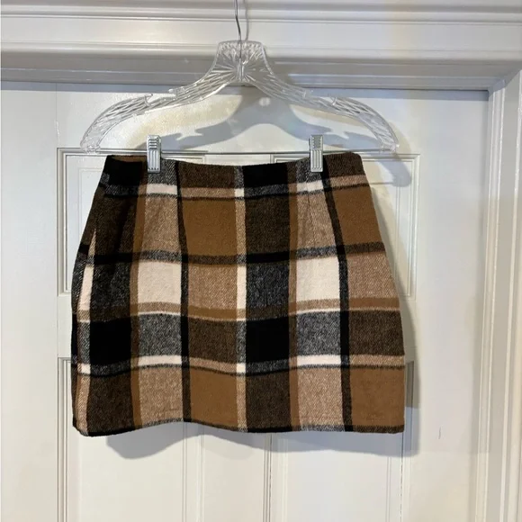 Elegant Plaid Mini Skirt in Tan and Black - Picture 2 of 7
